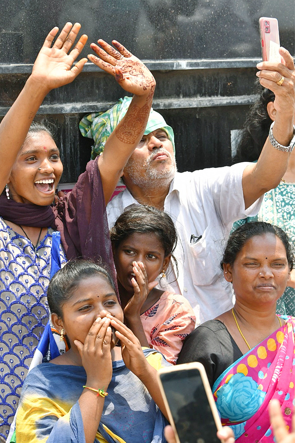 CM YS Jagan Memantha Siddham Road Show in Sattenapalle Photos - Sakshi3