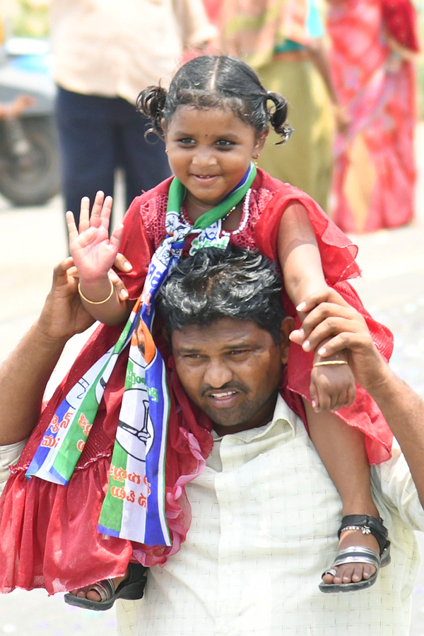 CM YS Jagan Memantha Siddham Road Show in Sattenapalle Photos - Sakshi21