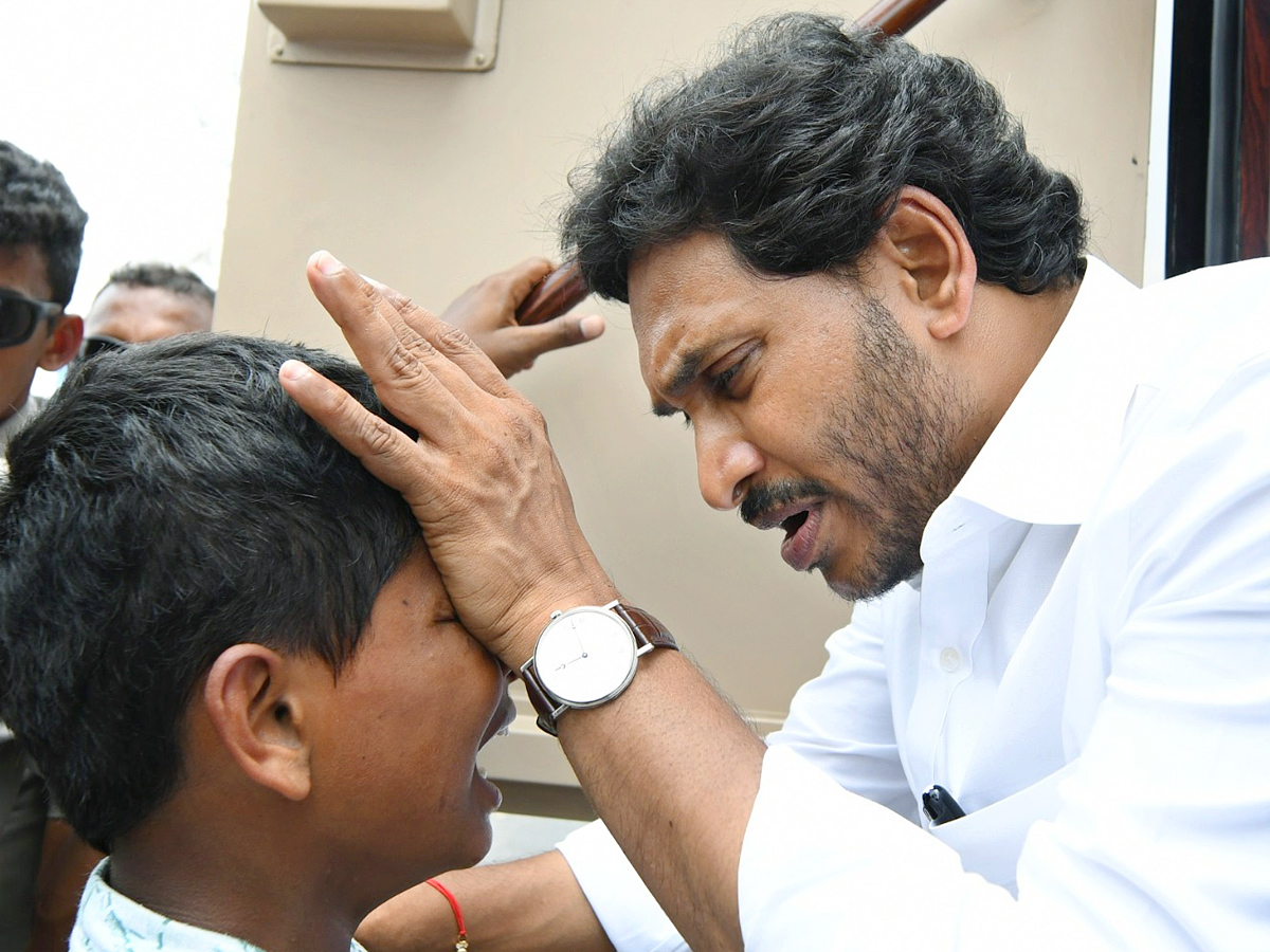 CM YS Jagan Memantha Siddham Road Show in Sattenapalle Photos - Sakshi22