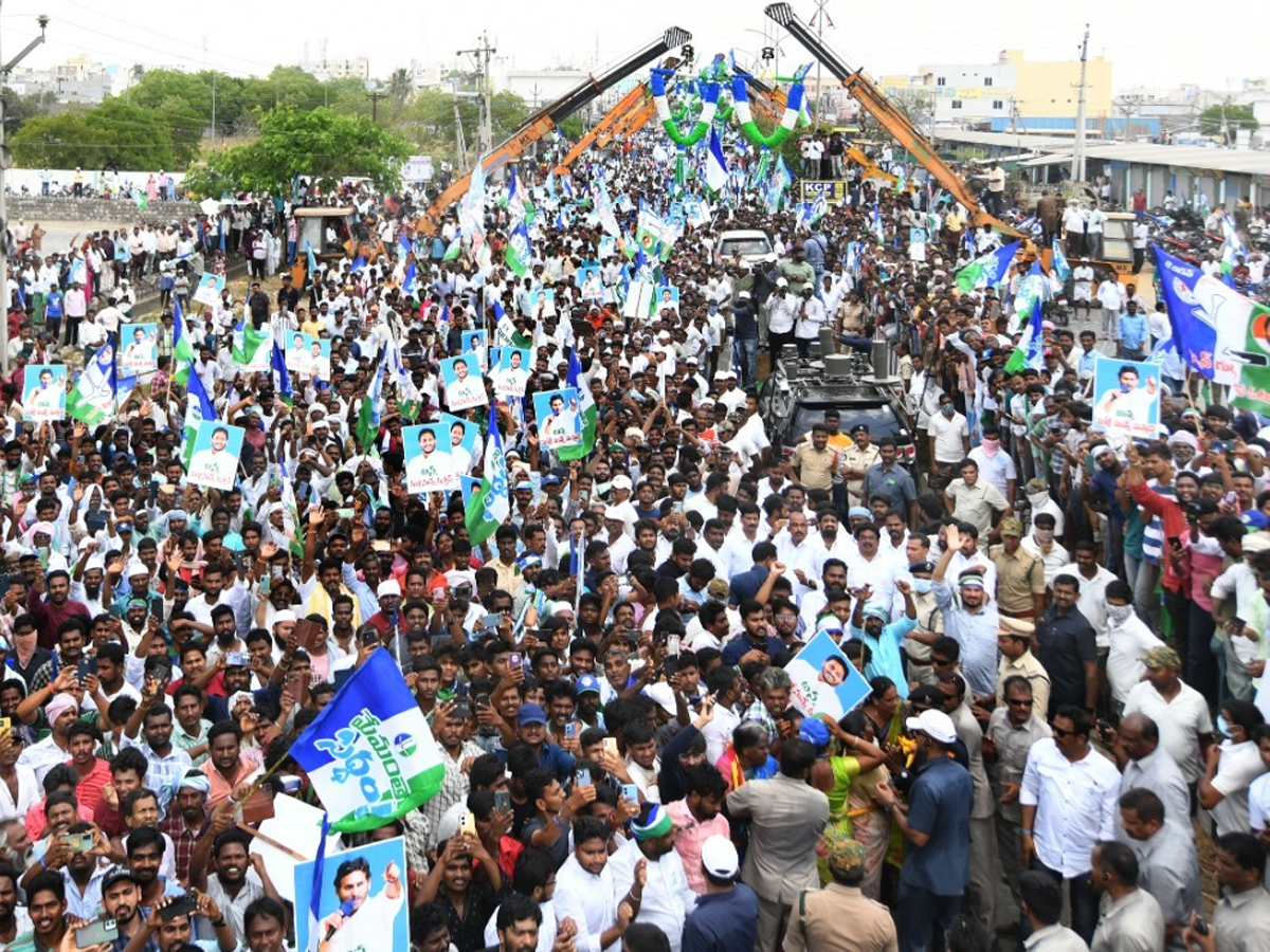 CM YS Jagan Memantha Siddham Road Show in Sattenapalle Photos - Sakshi24