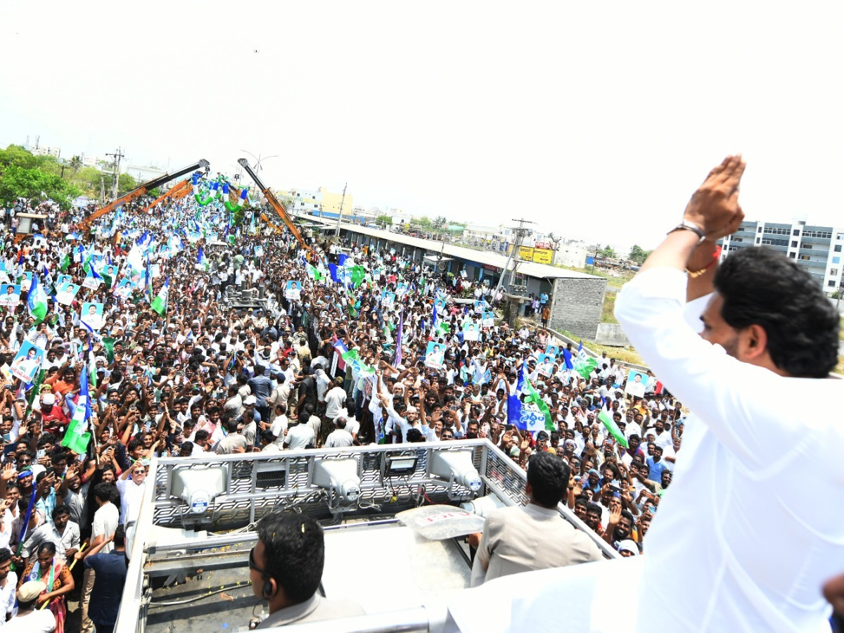 CM YS Jagan Memantha Siddham Road Show in Sattenapalle Photos - Sakshi25