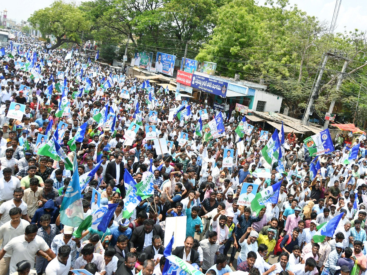 CM YS Jagan Memantha Siddham Road Show in Sattenapalle Photos - Sakshi27