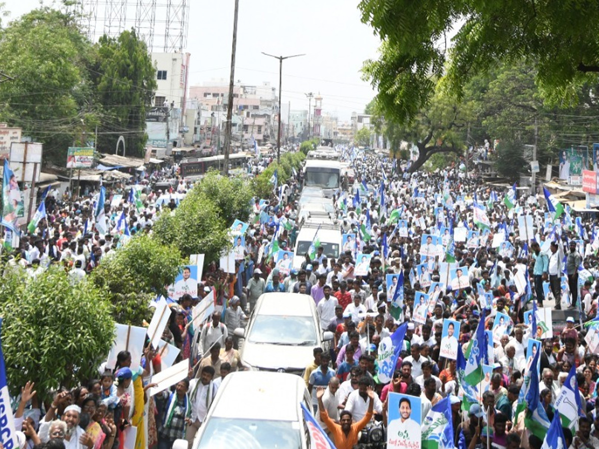 CM YS Jagan Memantha Siddham Road Show in Sattenapalle Photos - Sakshi28