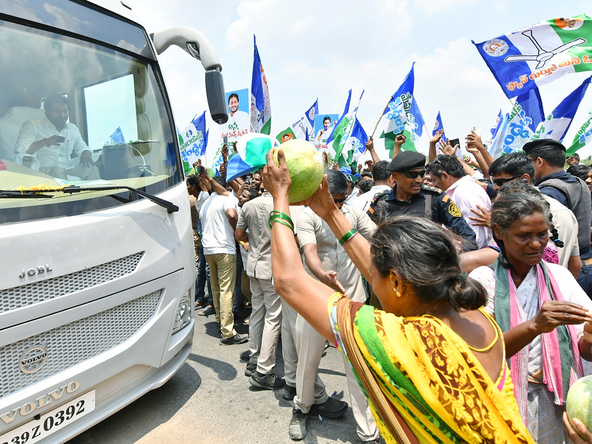 CM YS Jagan Memantha Siddham Road Show in Sattenapalle Photos - Sakshi4