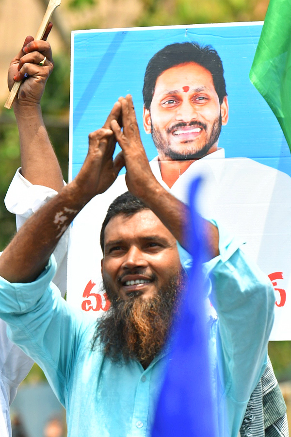 CM YS Jagan Memantha Siddham Road Show in Sattenapalle Photos - Sakshi32