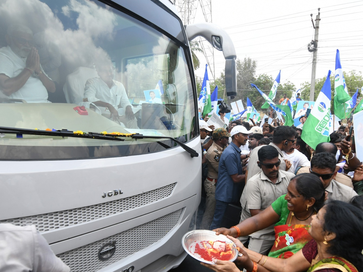 CM YS Jagan Memantha Siddham Road Show in Sattenapalle Photos - Sakshi34