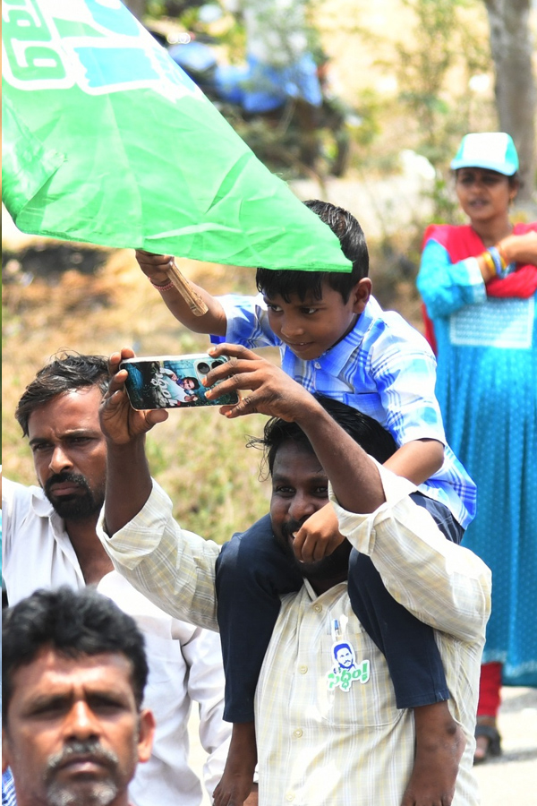 CM YS Jagan Memantha Siddham Road Show in Sattenapalle Photos - Sakshi36