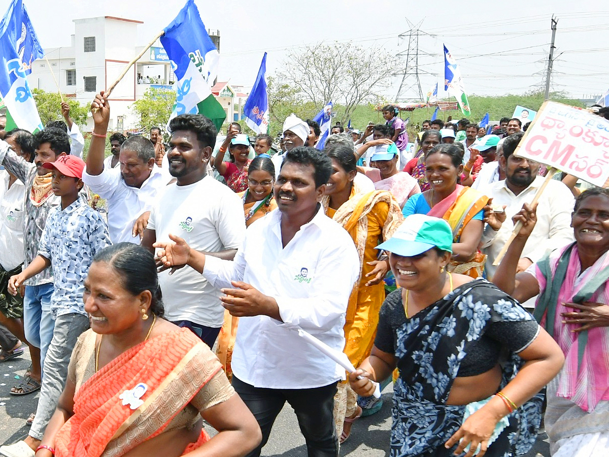 CM YS Jagan Memantha Siddham Road Show in Sattenapalle Photos - Sakshi5