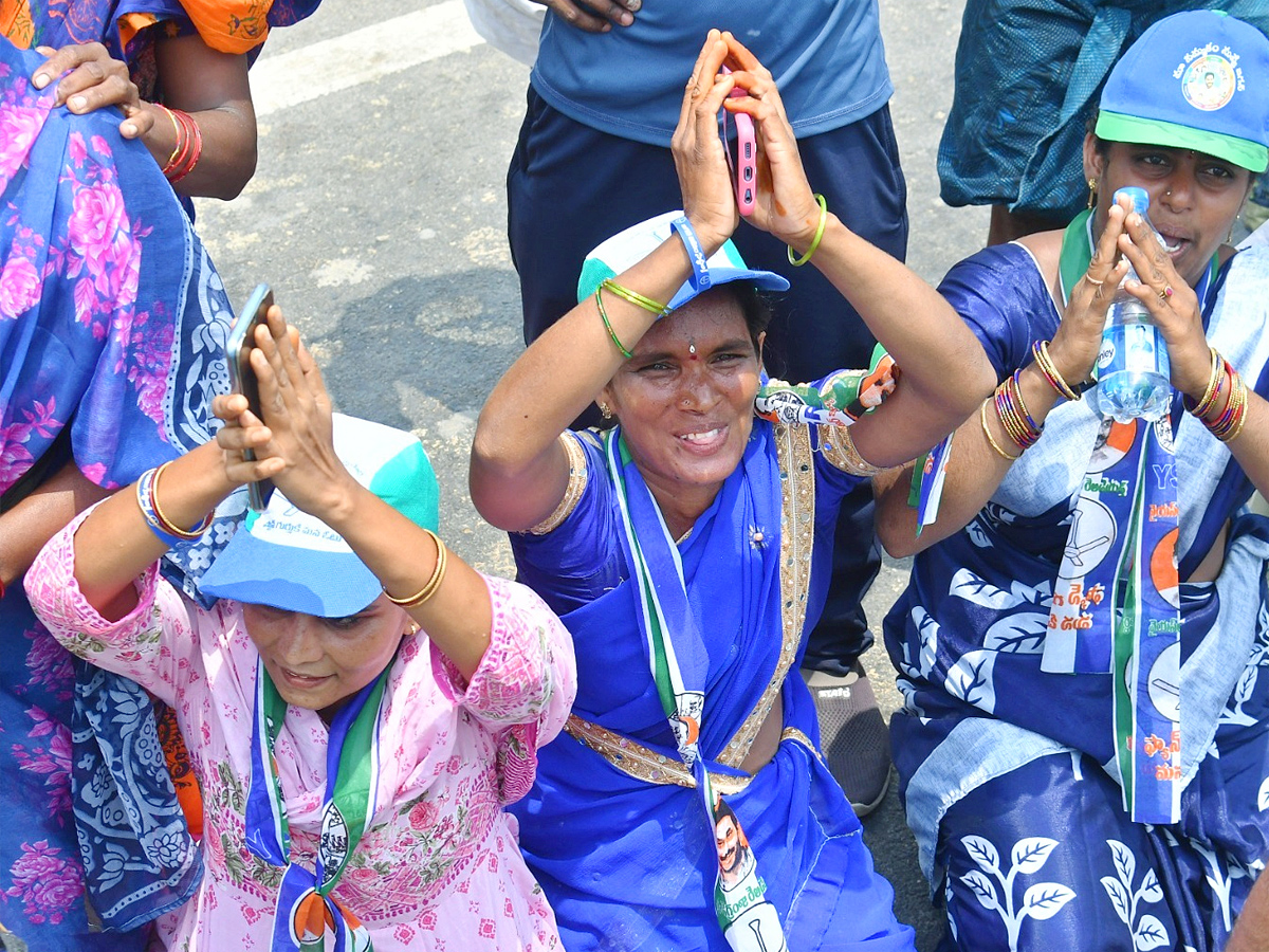 CM YS Jagan Memantha Siddham Road Show in Sattenapalle Photos - Sakshi6