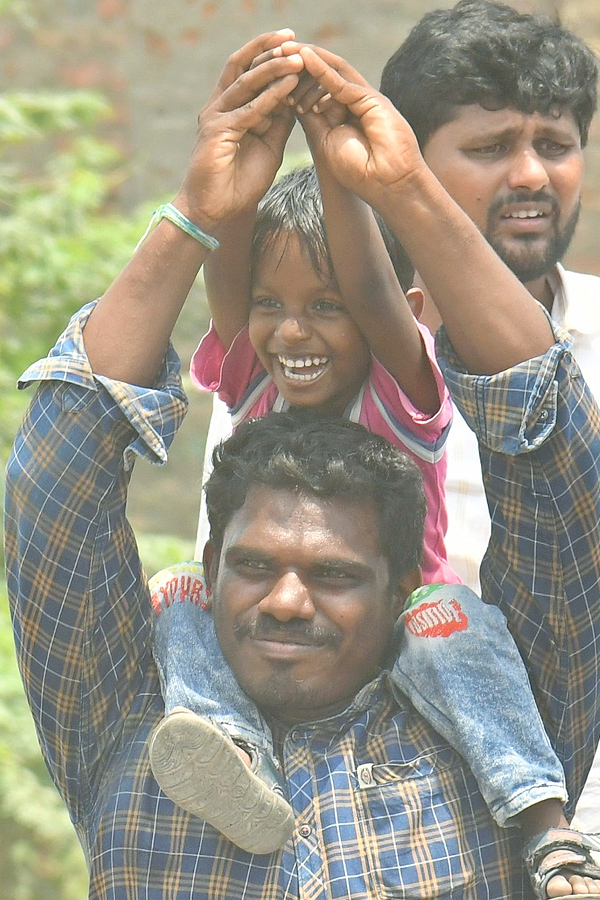 CM YS Jagan Memantha Siddham Road Show in Sattenapalle Photos - Sakshi8