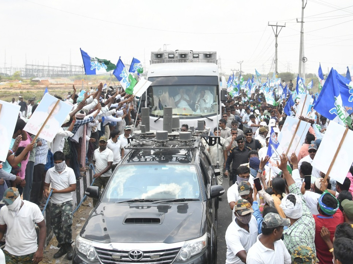 CM YS Jagan Memantha Siddham Road Show in Sattenapalle Photos - Sakshi9