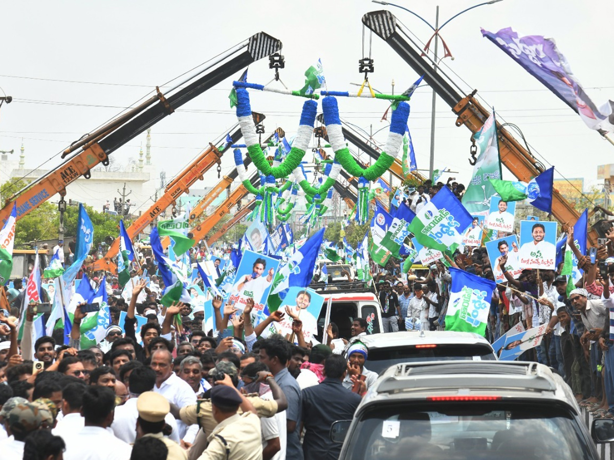 CM YS Jagan Memantha Siddham Road Show in Sattenapalle Photos - Sakshi10