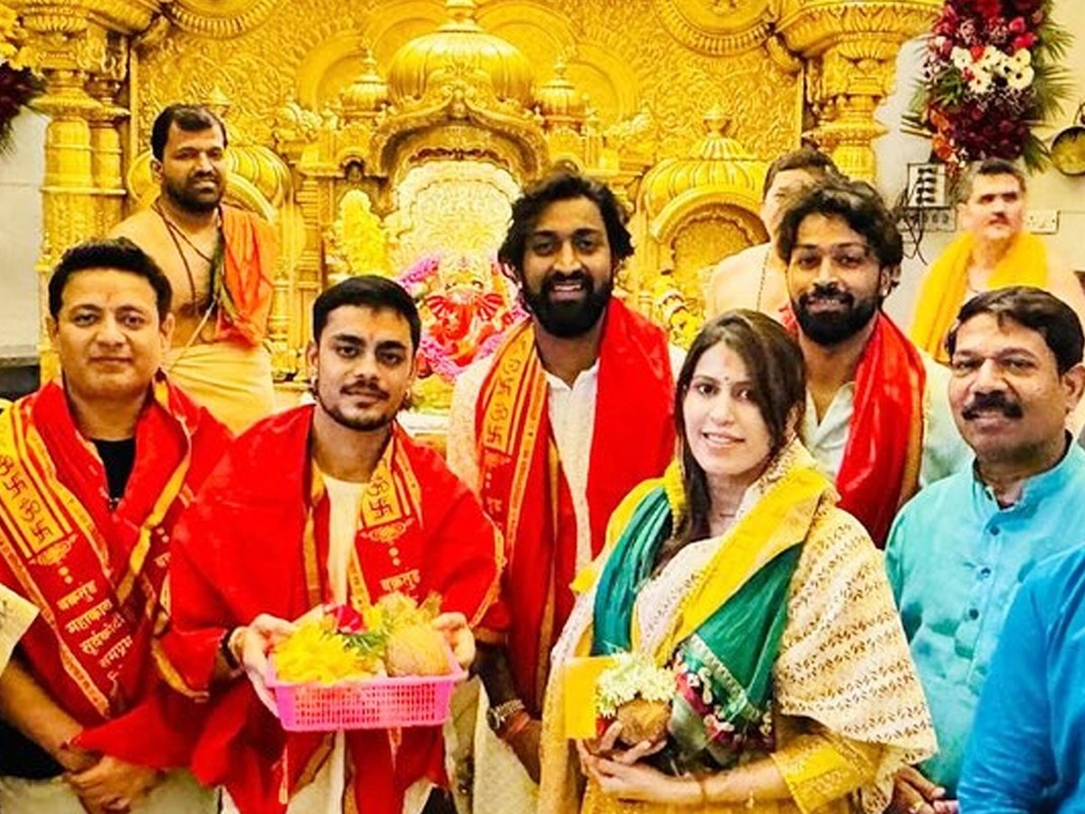 Hardik Pandya Pooja With Ishaan Kishan At Siddhivinayak Temple Mumbai - Sakshi2