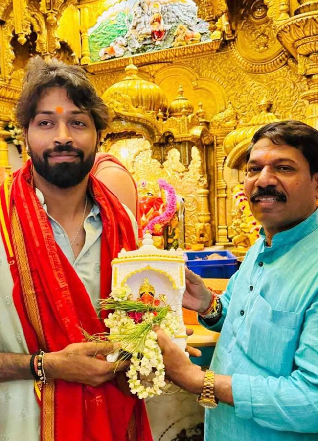 Hardik Pandya Pooja With Ishaan Kishan At Siddhivinayak Temple Mumbai - Sakshi3