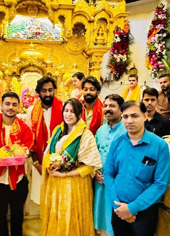 Hardik Pandya Pooja With Ishaan Kishan At Siddhivinayak Temple Mumbai - Sakshi4