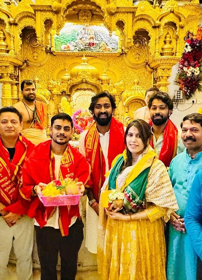 Hardik Pandya Pooja With Ishaan Kishan At Siddhivinayak Temple Mumbai - Sakshi5