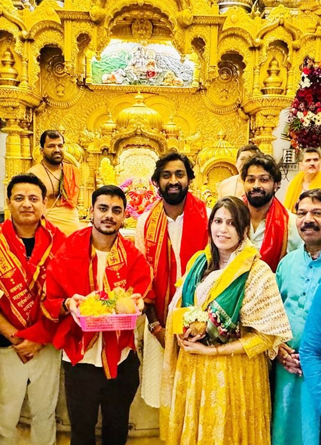 Hardik Pandya Pooja With Ishaan Kishan At Siddhivinayak Temple Mumbai - Sakshi8