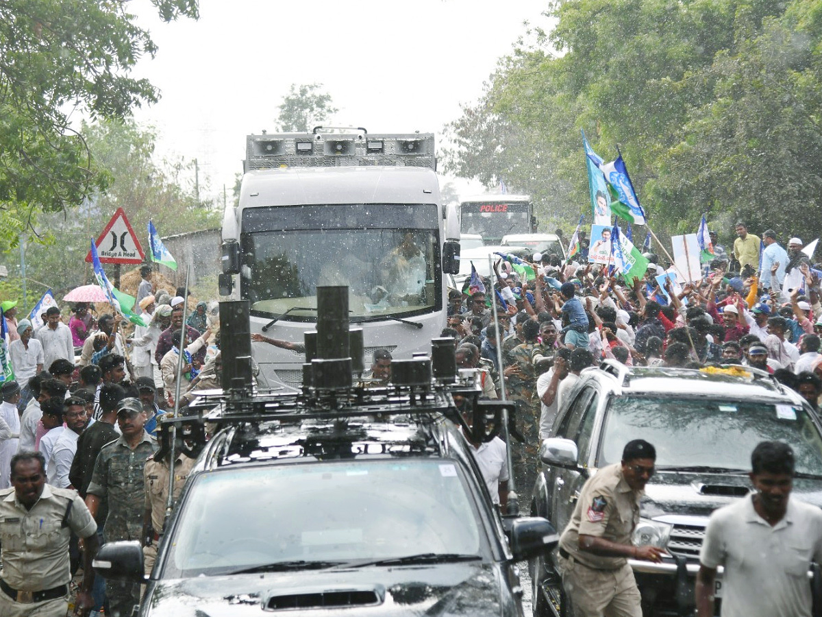 Heavy Rain In CM Jagan Memanatha Siddam Bus Yatra Photos - Sakshi3