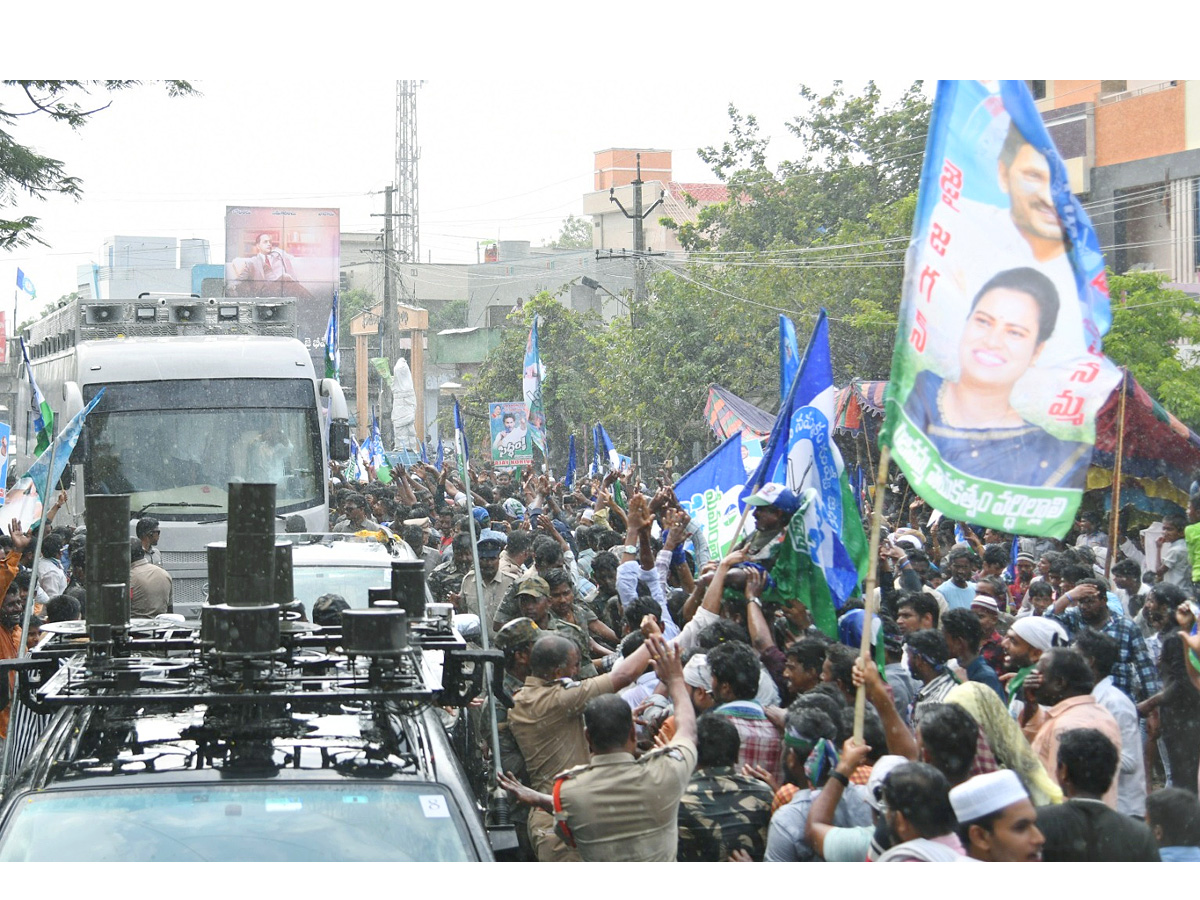 Heavy Rain In CM Jagan Memanatha Siddam Bus Yatra Photos - Sakshi6