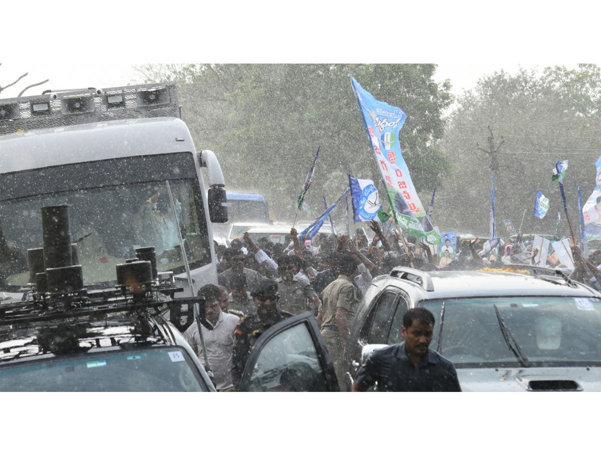 Heavy Rain In CM Jagan Memanatha Siddam Bus Yatra Photos - Sakshi7