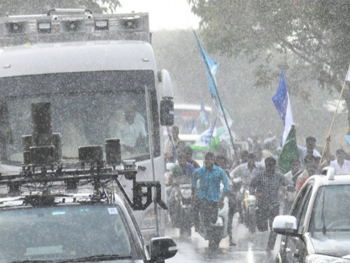 Heavy Rain In CM Jagan Memanatha Siddam Bus Yatra Photos - Sakshi10