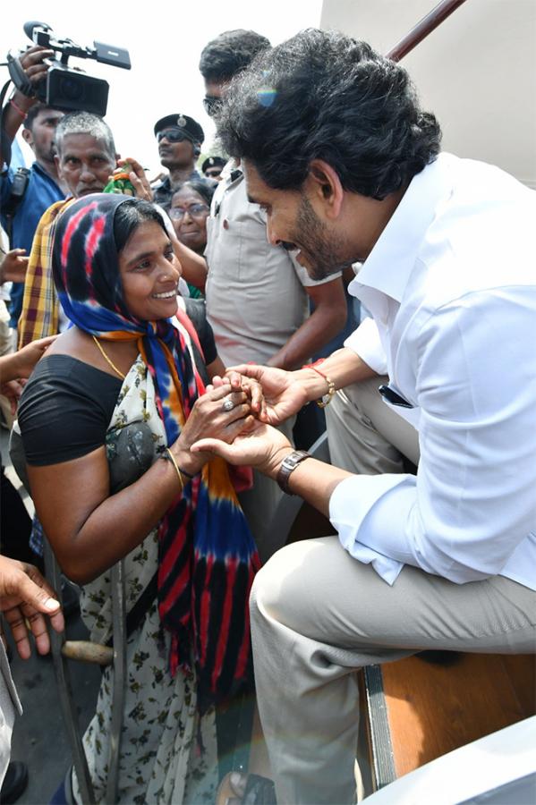 Huge Crowd Attends CM YS Jagan Memanta Siddham Bus Yatra At Guntur - Sakshi9