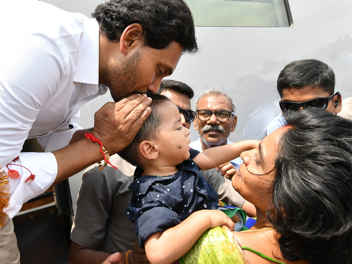 Huge Crowd Attends CM YS Jagan Memanta Siddham Bus Yatra At Guntur - Sakshi14