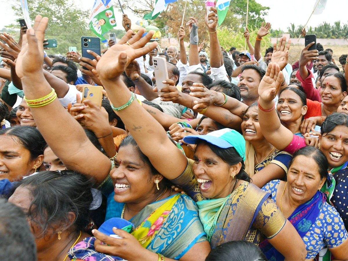 Huge Crowd Attends CM YS Jagan Memanta Siddham Bus Yatra At Guntur - Sakshi15