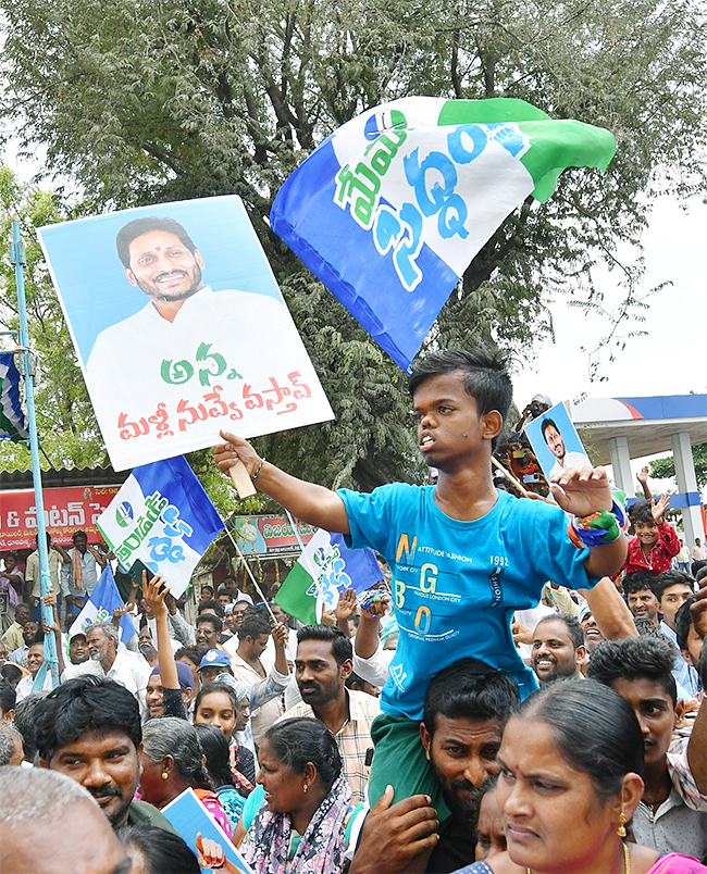 Huge Crowd Attends CM YS Jagan Memanta Siddham Bus Yatra At Guntur - Sakshi17