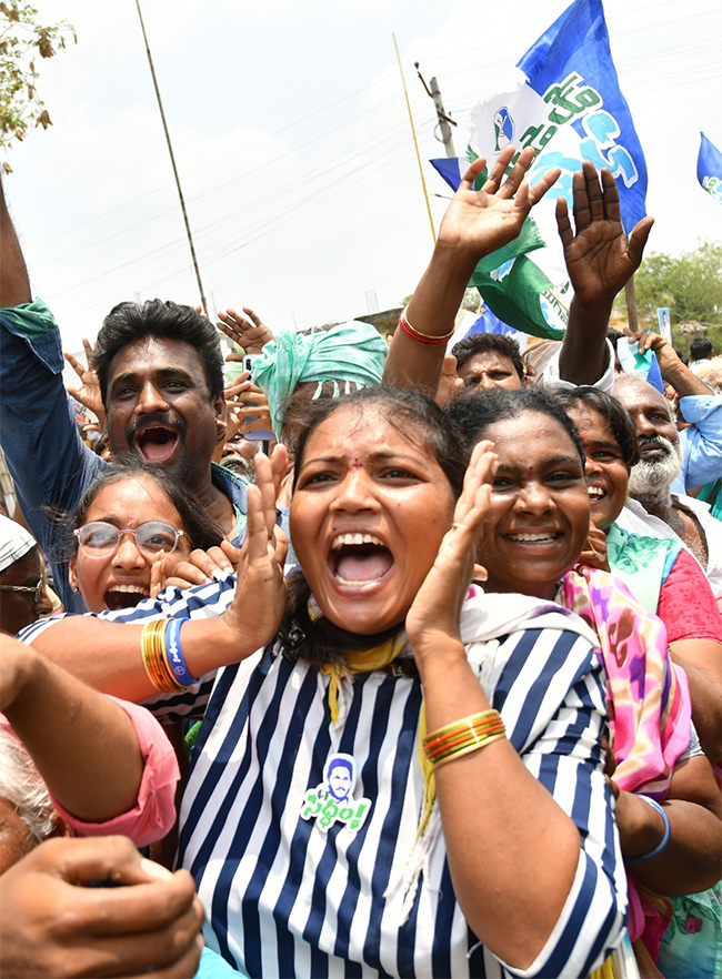 Huge Crowd Attends CM YS Jagan Memanta Siddham Bus Yatra At Guntur - Sakshi18