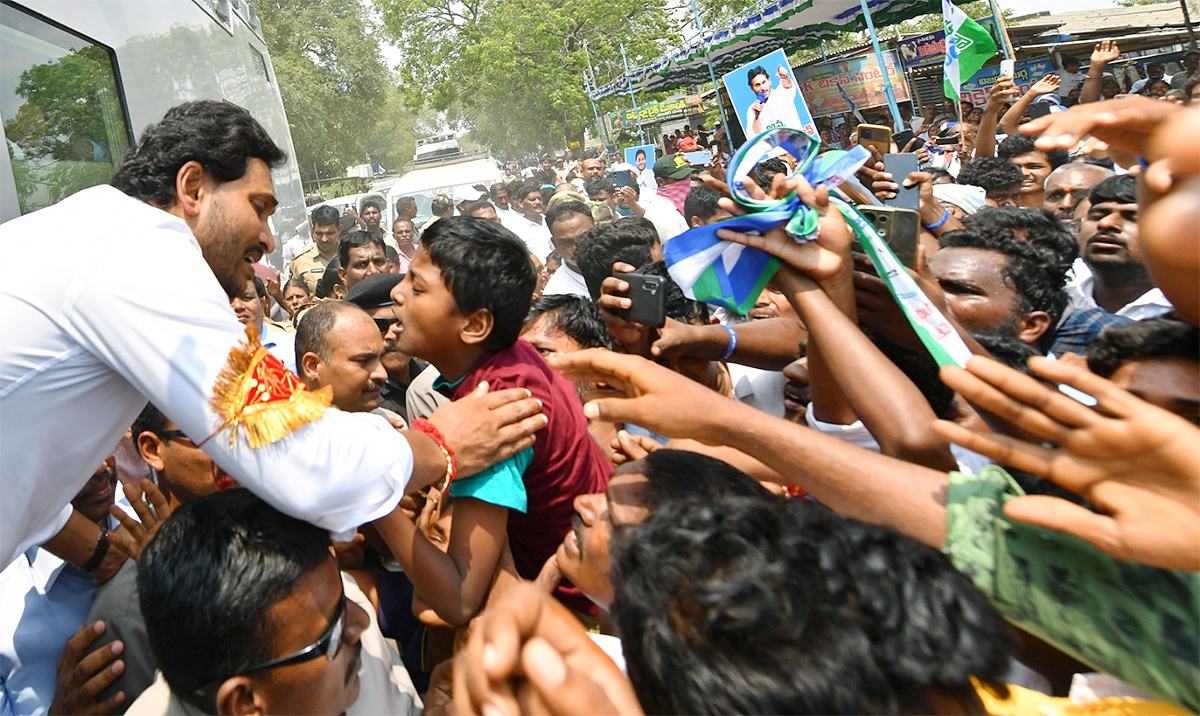 Huge Crowd Attends CM YS Jagan Memanta Siddham Bus Yatra At Guntur - Sakshi21