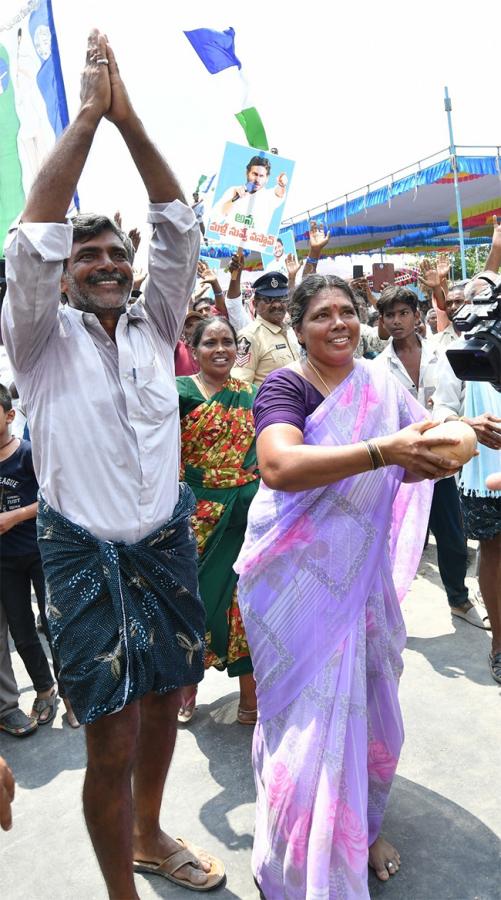 Huge Crowd Attends CM YS Jagan Memanta Siddham Bus Yatra At Guntur - Sakshi22