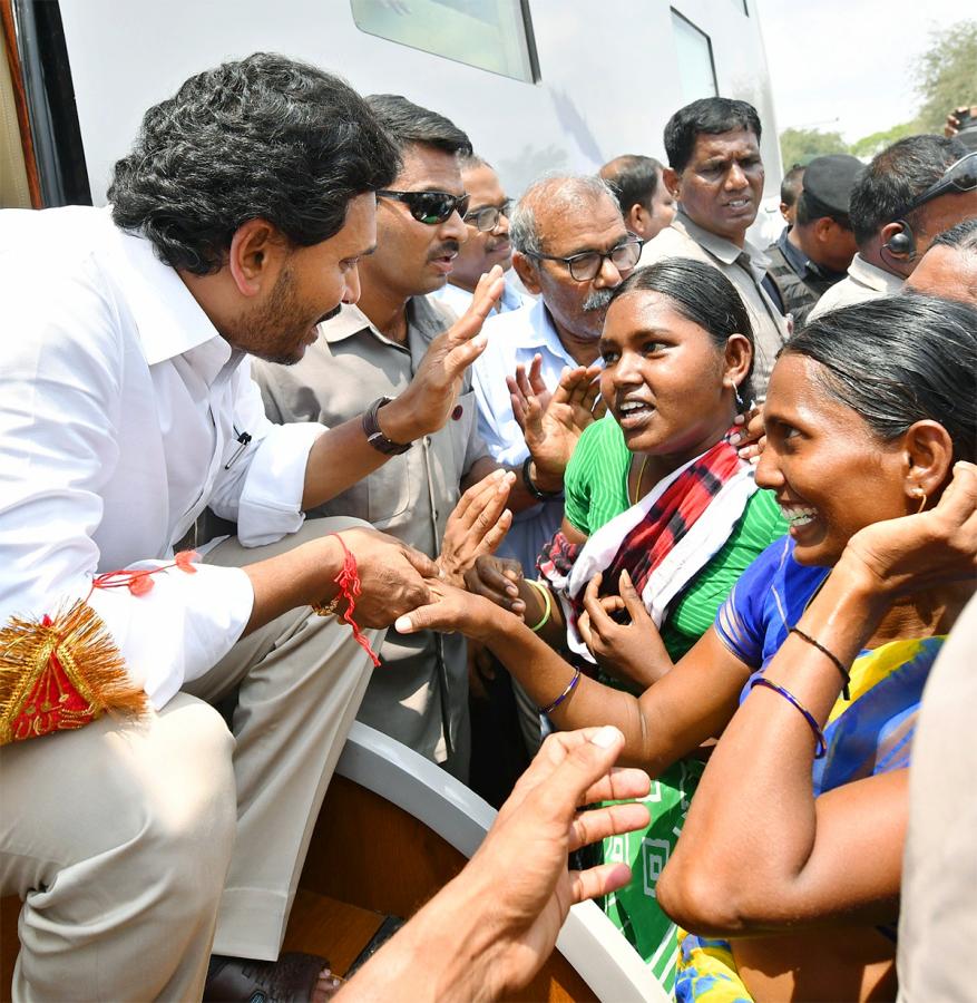 Huge Crowd Attends CM YS Jagan Memanta Siddham Bus Yatra At Guntur - Sakshi23