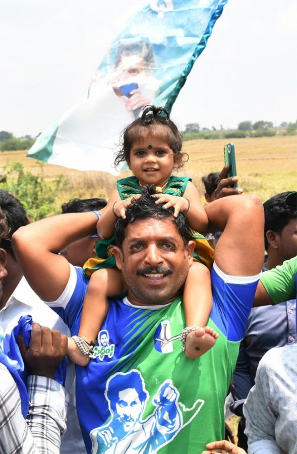 Huge Crowd Attends CM YS Jagan Memanta Siddham Bus Yatra At Guntur - Sakshi24