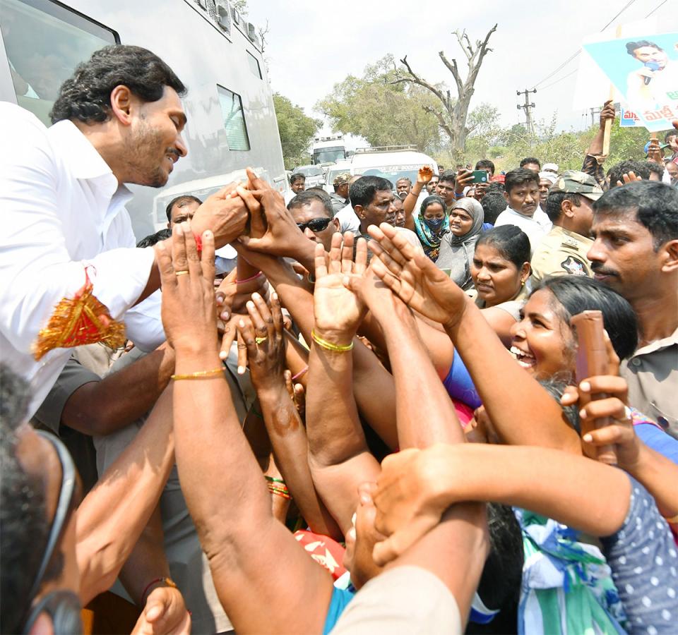 Huge Crowd Attends CM YS Jagan Memanta Siddham Bus Yatra At Guntur - Sakshi26