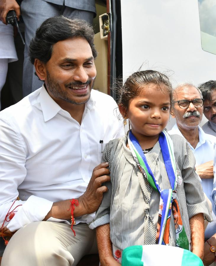 Huge Crowd Attends CM YS Jagan Memanta Siddham Bus Yatra At Guntur - Sakshi27