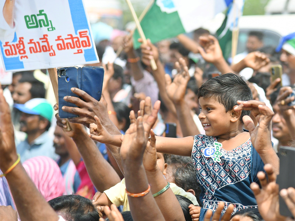 Huge Crowd Attends CM YS Jagan Memanta Siddham Bus Yatra At Guntur - Sakshi3