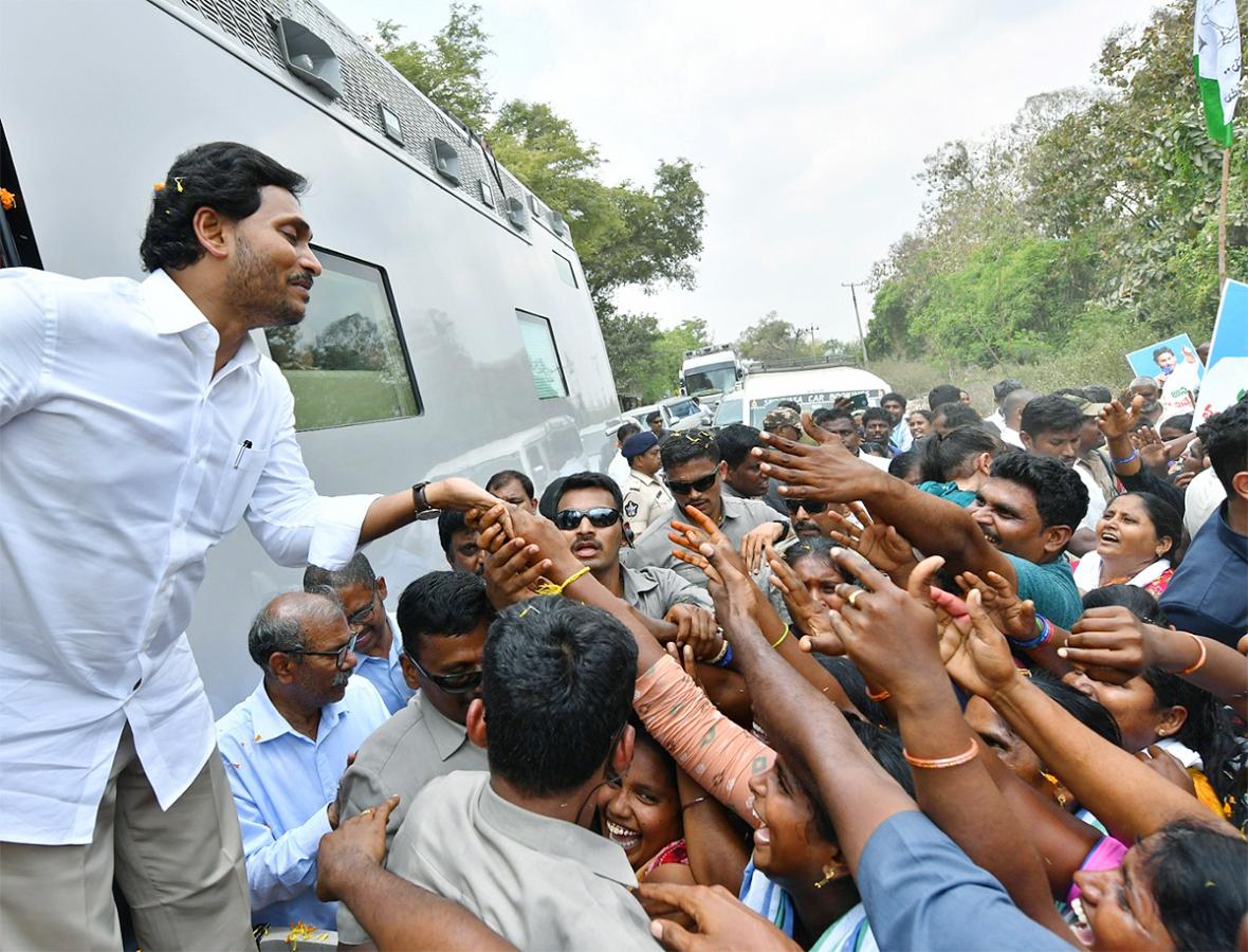 Huge Crowd Attends CM YS Jagan Memanta Siddham Bus Yatra At Guntur - Sakshi29