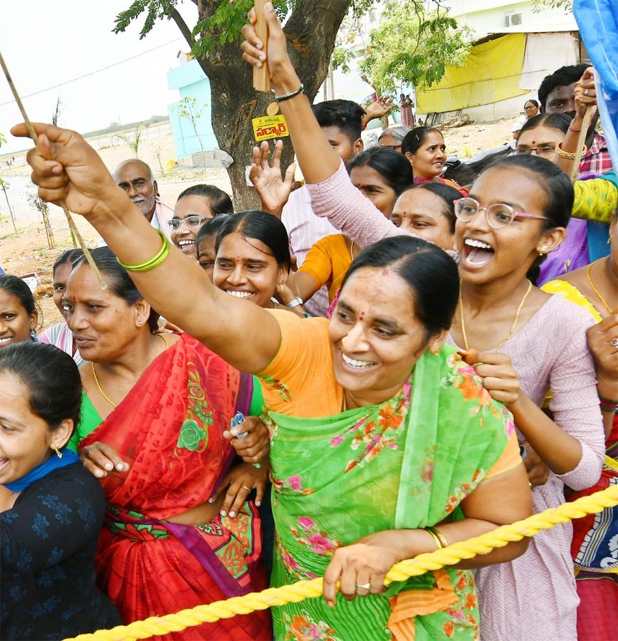 Huge Crowd Attends CM YS Jagan Memanta Siddham Bus Yatra At Guntur - Sakshi30