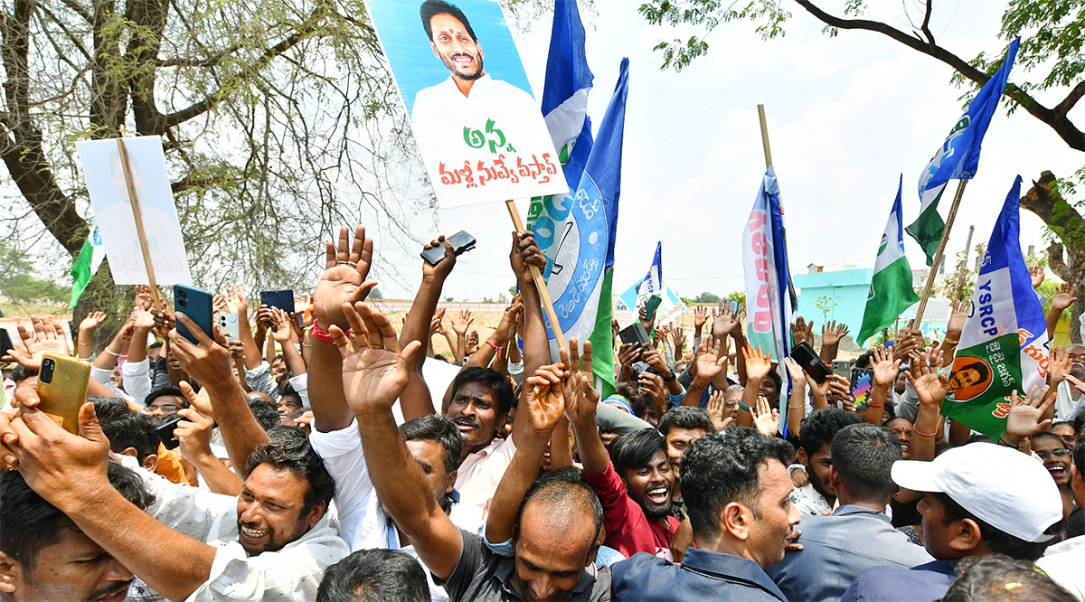 Huge Crowd Attends CM YS Jagan Memanta Siddham Bus Yatra At Guntur - Sakshi33