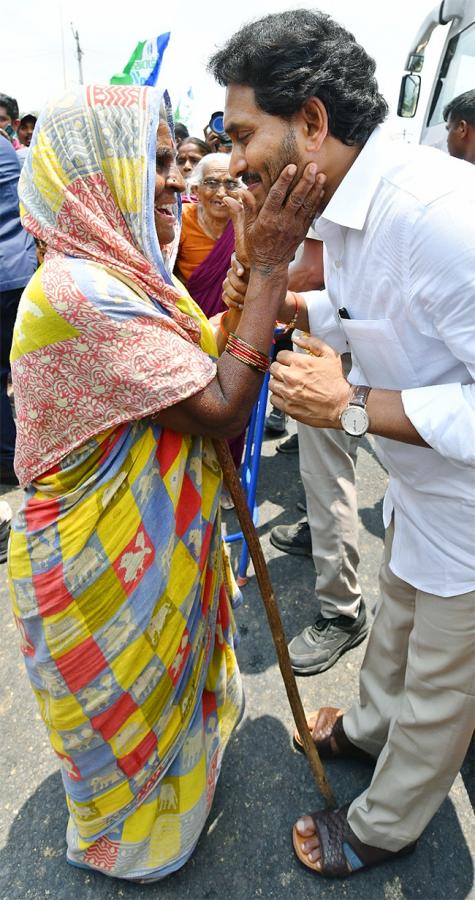 Huge Crowd Attends CM YS Jagan Memanta Siddham Bus Yatra At Guntur - Sakshi34