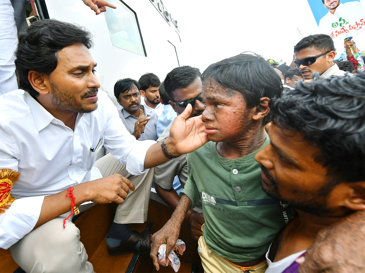 Huge Crowd Attends CM YS Jagan Memanta Siddham Bus Yatra At Guntur - Sakshi4