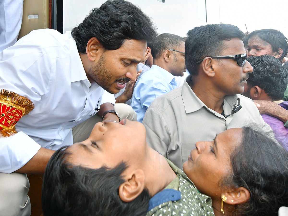 Huge Crowd Attends CM YS Jagan Memanta Siddham Bus Yatra At Guntur - Sakshi5