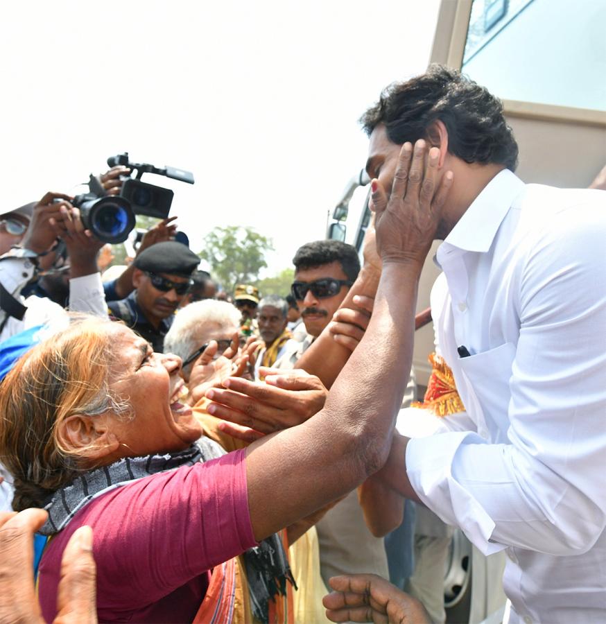 Huge Crowd Attends CM YS Jagan Memanta Siddham Bus Yatra At Guntur - Sakshi7