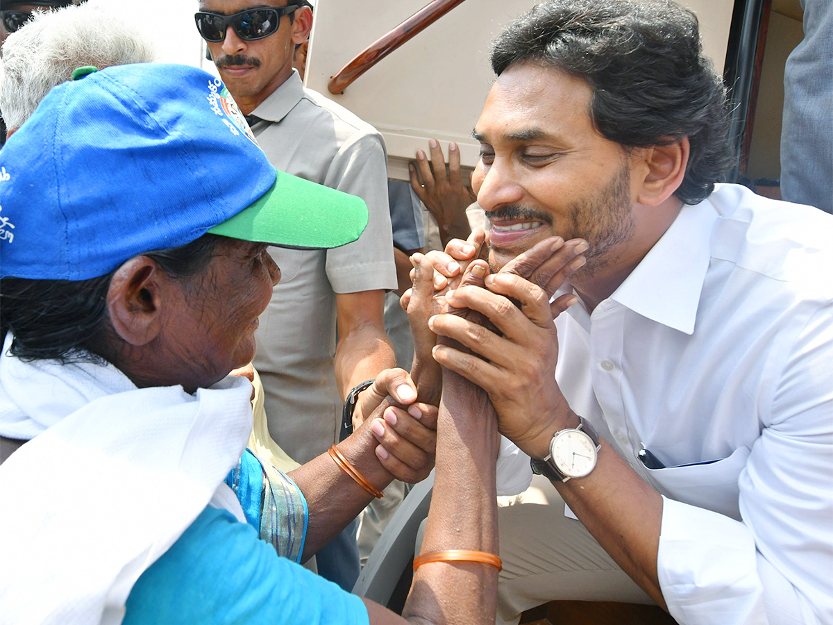 Huge Crowd Attends CM YS Jagan Memanta Siddham Bus Yatra At Guntur - Sakshi8