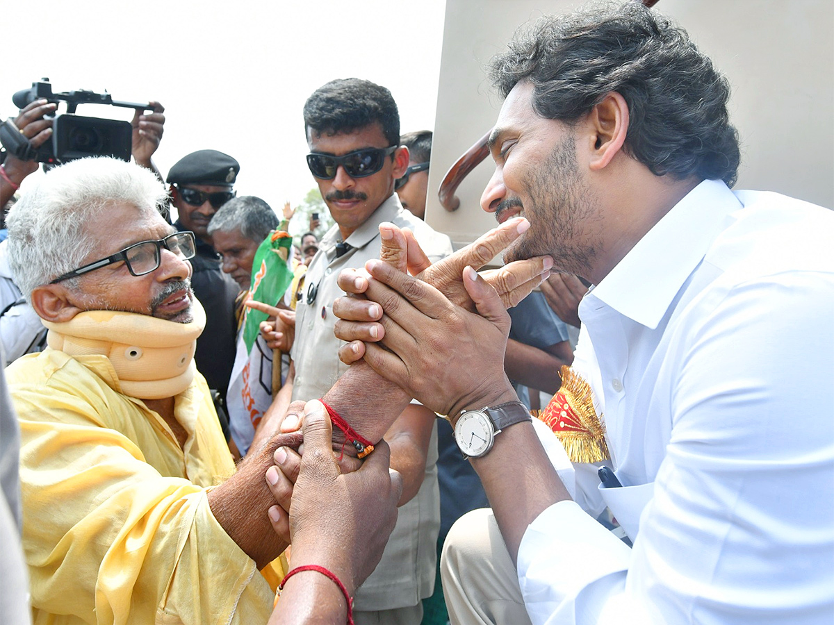 Huge Crowd Attends CM YS Jagan Memanta Siddham Bus Yatra At Guntur - Sakshi1