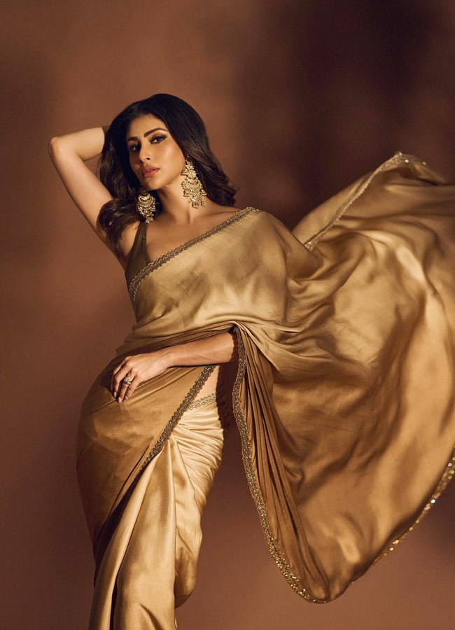 Mouni Roy Ultimate Golden Saree Look - Sakshi2