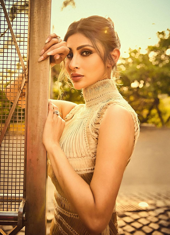 Mouni Roy Ultimate Golden Saree Look - Sakshi11