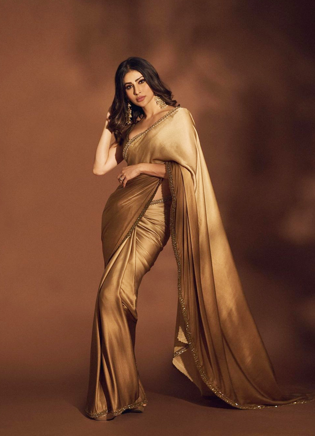 Mouni Roy Ultimate Golden Saree Look - Sakshi4