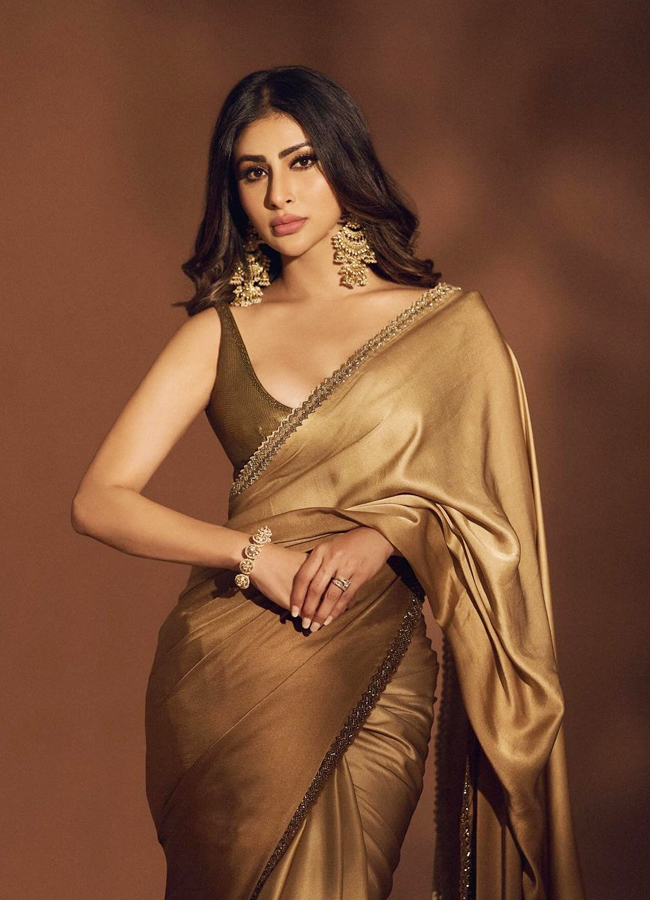 Mouni Roy Ultimate Golden Saree Look - Sakshi5